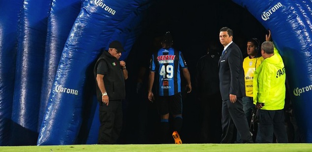 Ronaldinho subbed off the field against Pachuca